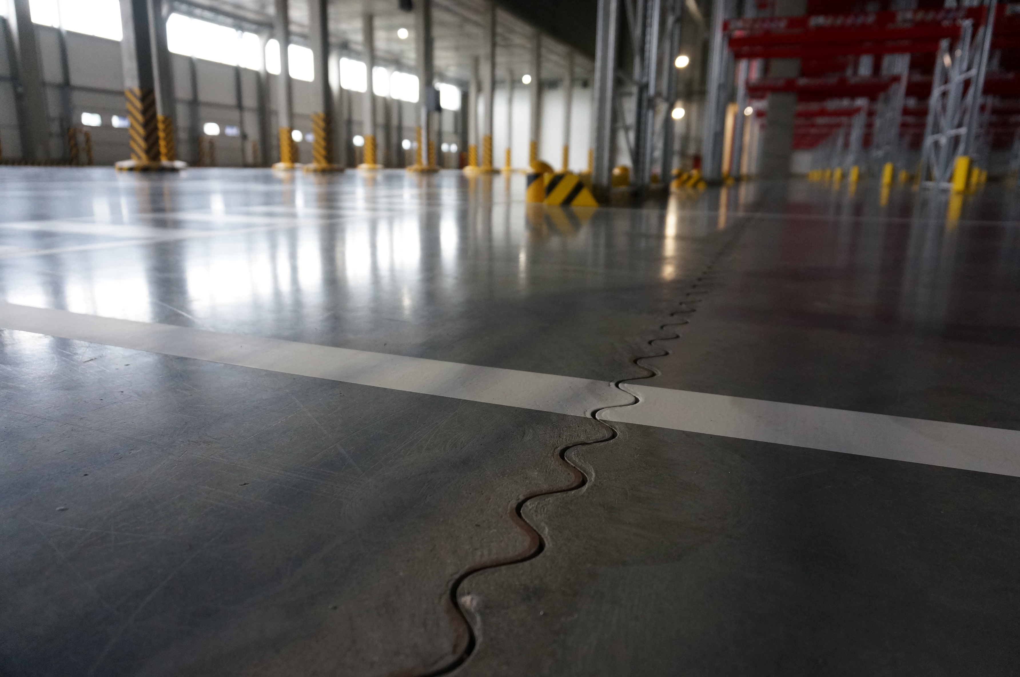Heavy-duty Cosinus Slide® joint system for manufacturing facility floors