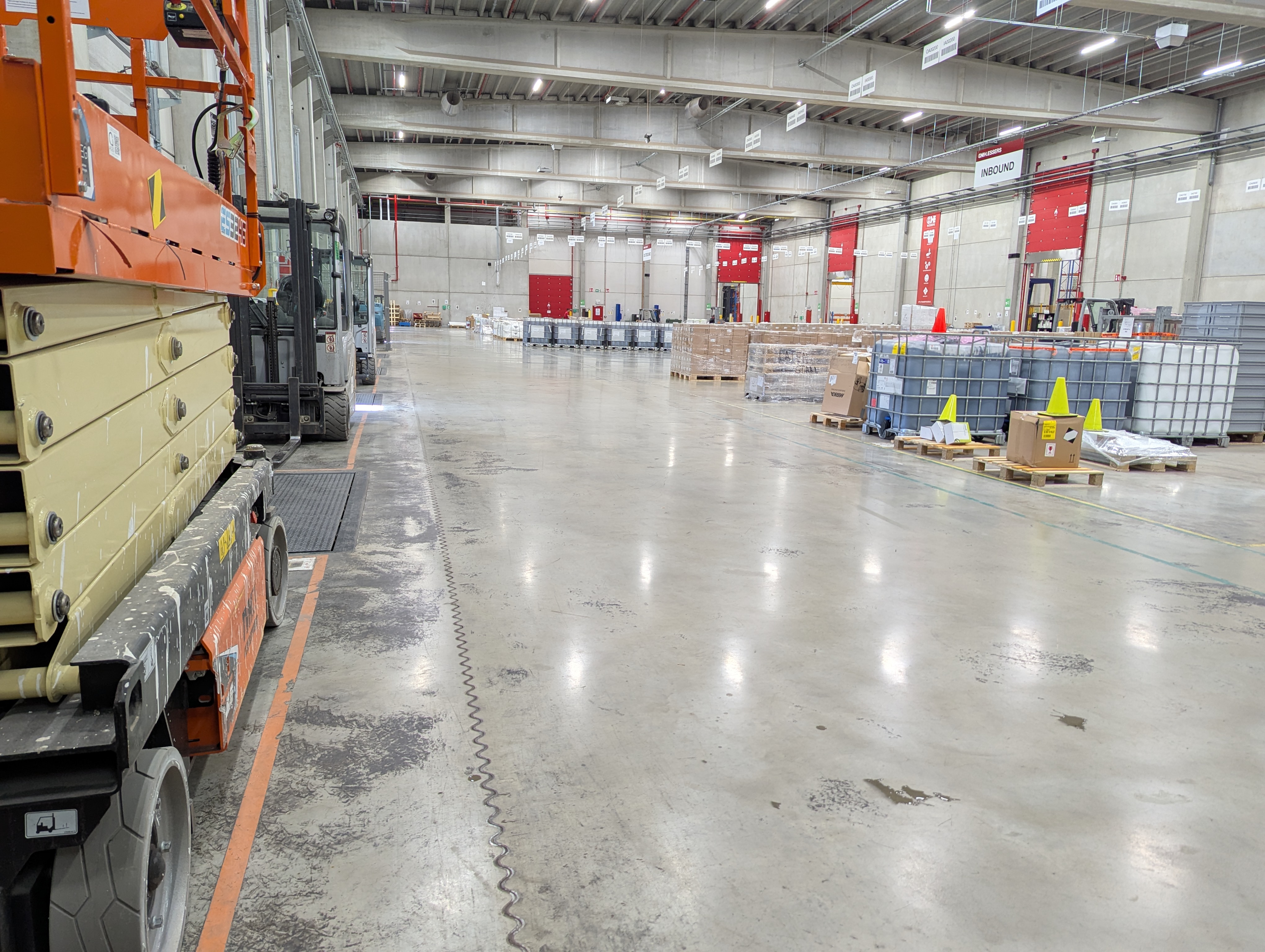 Cosinus Slide® armoured joint maximizing usable floor space for automated warehouses