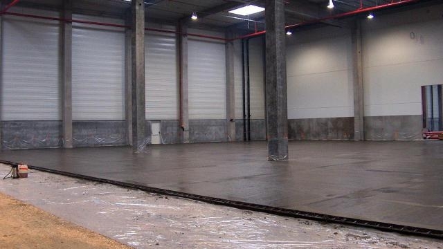 Joint-free floor slab with expansion joints